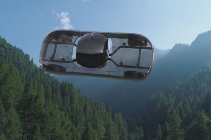 Reproducción del coche volador en el aire.