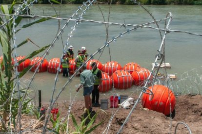 instalación de la barrera de boyas en Texas.