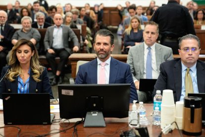 Donald Trump Jr. (C), hijo del expresidente estadounidense Donald J. Trump, comparece en el juicio por fraude civil que se está litigando en Nueva York, este 1 de noviembre de 2023. EFE/EPA/Seth Wenig