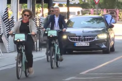 La ministra española Teresa Ribera rodando en bicicleta por Valladolid