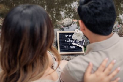 Una pareja observa una ecografía de su hijo.