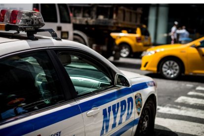 Coche de la policía de Nueva York patrullando.