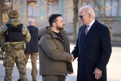 El presidente estadounidense Joe Biden conversa con su homólogo ucraniano Volodymyr Zelensky.