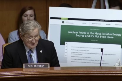 El senador John Neely Kennedy habla durante una reunión de la subcomisión del Senado encargada de la Energía.