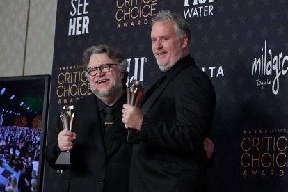 Guillermo del Toro y Mark Gustafson celebran el triunfo de 'Guillermo del Toro's Pinocchio' en los Critics Choice Awards 2023.