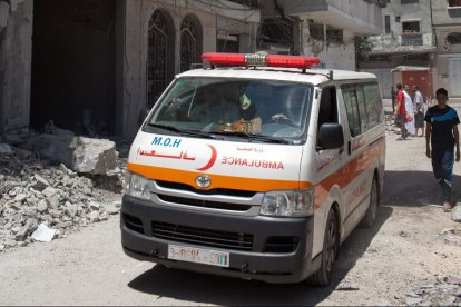 Una ambulancia conduce en Gaza