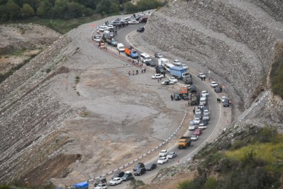 Imagen de archivo de una caravana de vehículos con refugiados huyendo de Nagorno Karabaj.