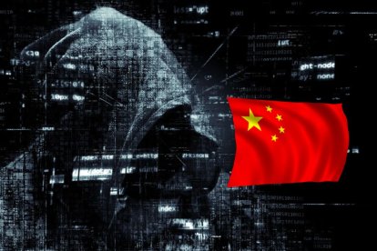 Montaje de un hacker encapuchado con una bandera china.