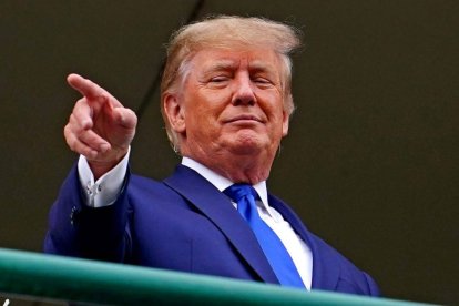 El expresidente Donald Trump saluda a la multitud el 7 de mayo de 2022; Louisville