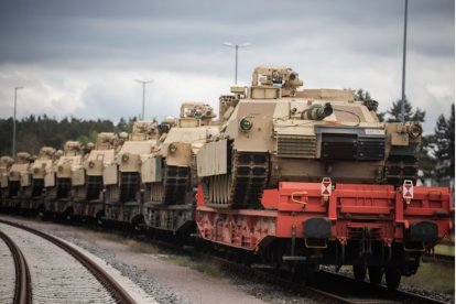 Tanques transportados en tren.