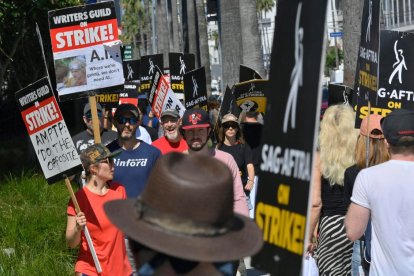 Imagen del 4 de agosto de 2023 de varios guionistas y actores durante un piquete frente a la sede de Netflix en Hollywood durante la doble huelga que lleva activa más de cuatro meses.