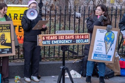 Protesta en Nueva York pidiendo la declaración de la crisis climática.