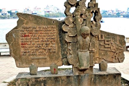 Monumento a McCain en Hanoi.