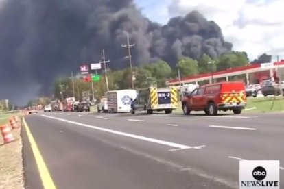 Texas: una explosión en una planta química de San Jacinto genera un gran incendio | ABC News