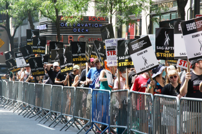 Strike in front of NBC Universal.