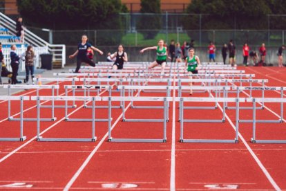 Mujeres haciendo atletismo.