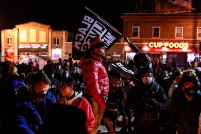 Gente en la Plaza George Floyd después del veredicto de culpabilidad del juicio de Derek Chauvin en Minneapolis, Minnesota, EE.UU. el 20 de abril de 2021.