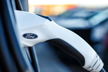 Un cargador de coche eléctrico de Ford.