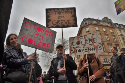 Personas manifestándose en Francia en contra de l a reforma laboral aprobada por Emmanuel Macron.