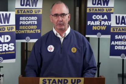 Shawn Fain, líder de la United Auto Workers (UAW) durante la rueda de prensa celebrada el viernes, 15 de septiembre, en la que anunció que los trabajadores de las tres grandes fábricas comienzan una huelga.