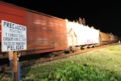 Inmigrantes ilegales intentan cruzar la frontera ocultos en un vagón de tren.