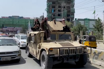 Combatientes talibán de Afganistán en un Humvee capturado tras la caída de Kabul, agosto de 2021.