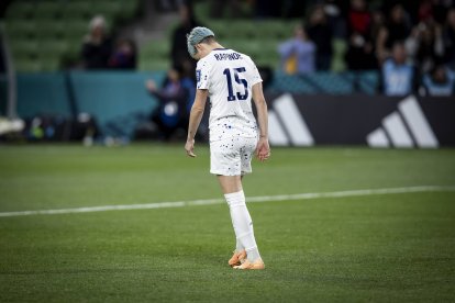 Megan Rapinoe abandona cabizbaja el terreno de juego tras fallar su penalti.