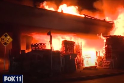 Incendio en la Interestatal 10 a su paso por Los Ángeles.