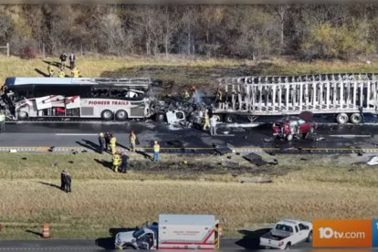 Ohio: un aparatoso accidente con un bus que llevaba estudiantes de una secundaria deja tres muertos y al menos 15 heridos | Captura de pantalla de YouTube