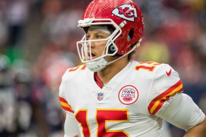 El quarterback de los Kansas City Chiefs Patrick Mahomes (15) durante un partido entre los Kansas City Chiefs y los Houston Texans en Houston, TX (foto de archivo).