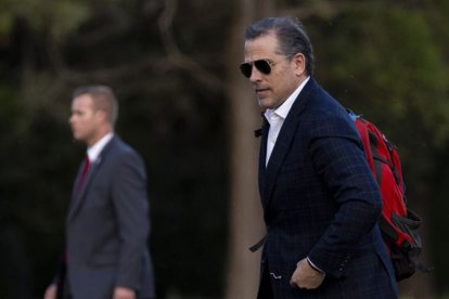 Hunter Biden caminando con una mochila.