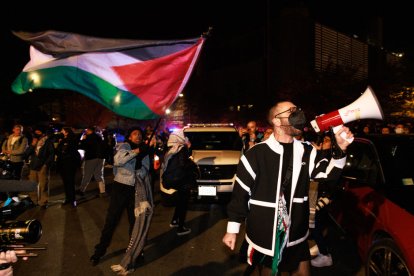 Pro-Palestine demonstrators calling for a cease-fire in the Israel-Hamas conflict gather outside of the Democratic National Committee headquarters in Washington, D.C. on November 15, 2023. (Photo by Bryan Olin Dozier/NurPhoto) (Photo by Bryan Olin Dozier / NurPhoto / NurPhoto via AFP)