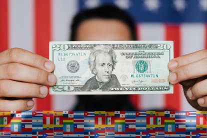 https://www.pexels.com/es-es/foto/hombre-bandera-estados-unidos-dinero-4386395/