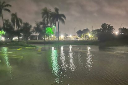 Imagen tomada por el equipo de Voz Media durante la noche del miércoles 15 de noviembre mostrando las inundaciones provocadas por las lluvias en Florida.