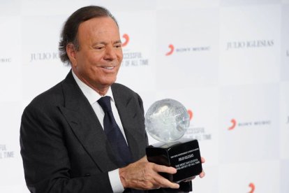 Julio Iglesias recibiendo el premio al artista latino más exitoso de todos los tiempos en junio de 2023.