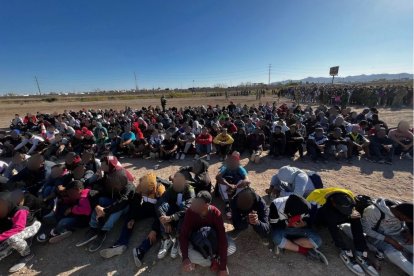 Un grupo de migrantes detenidos por la Patrulla Fronteriza en la frontera sur de los Estados Unidos.