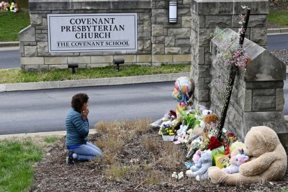 Una mujer reza frente un memorial instalado a la entrada del Covenant School de Nashville, tras el tiroteo.