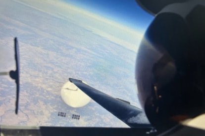 Selfie de un piloto del ejército sobrevolando el globo espía chino