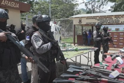 Armas de guerra en la cárcel donde operaba el Tren de Aragua.