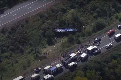 Captura de pantalla del accidente de autobús que tuvo lugar en la I-84 y que provocó la muerte de dos personas y más de 40 heridos en el condado de Orange, Nueva York el jueves, 21 de septiembre de 2023.