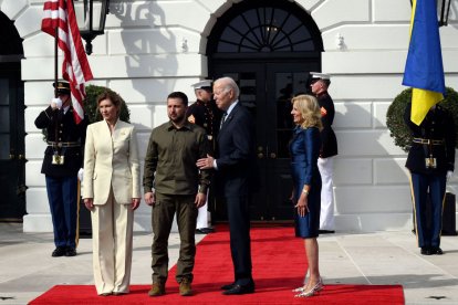 Joe y Jill Biden reciben a Volodomir Zelensky y a su esposa en la entrada de la Casa Blanca.