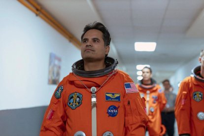 Imagen de Michael Peña como José Hernández Moreno, el primer astronauta de origen hispano. Amazon Prime Video acaba de estrenar 'A Millones de Kilómetros', la película que narra la historia del ingeniero de vuelo de la NASA.