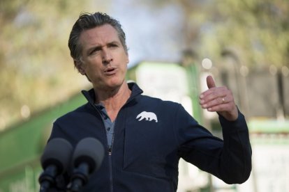 El gobernador de California Gavin Newsom durante un discurso al aire libre.