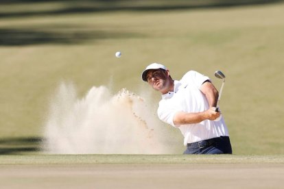 Scottie Scheffler de los Estados Unidos golpea desde un bunker en el hoyo 16 durante la segunda ronda de la Copa CJ en Carolina del Sur en el Congaree Golf Club en Ridgeland, Carolina del Sur.