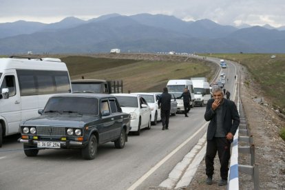 Caravan de armenios huye de Artsaj.