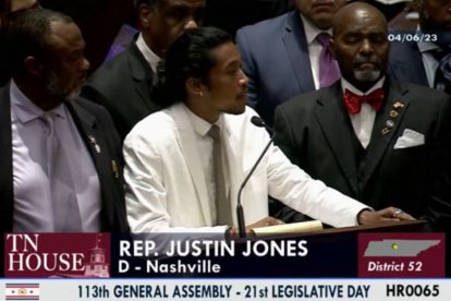 El representante demócrata Justin Jones durante su intervención en la Cámara de Representantes de Tennessee.