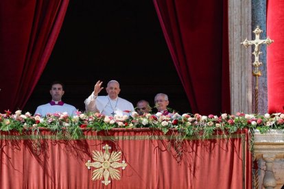 El papa Francisco durante la bendición Urbi et Orbi que otorgó en la Plaza de San Pedro del Vatinaco en la Semana Santa del año 2023.