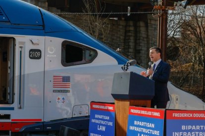 El Secretario de Transporte de Estados Unidos, Pete Buttigieg, habla en la estación de Pennsylvania, cerca de las obras del proyecto de rehabilitación del túnel de Baltimore y Potomac, financiado por la Ley Bipartidista de Infraestructuras, el 30 de enero de 2023 en la ciudad de Baltimore, Maryland. El proyecto se inició para sustituir el túnel de Baltimore y Potomac, de 150 años de antigüedad, que es un componente importante de la red ferroviaria del Atlántico medio de Estados Unidos.