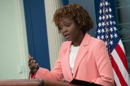 Karine Jean-Pierre habla durante una conferencia de prensa en la Casa Blanca.