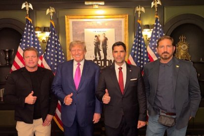 Tim Ballard, Donald Trump, Eduardo Verástegui y Jim Caveziel posan para una fotografía.